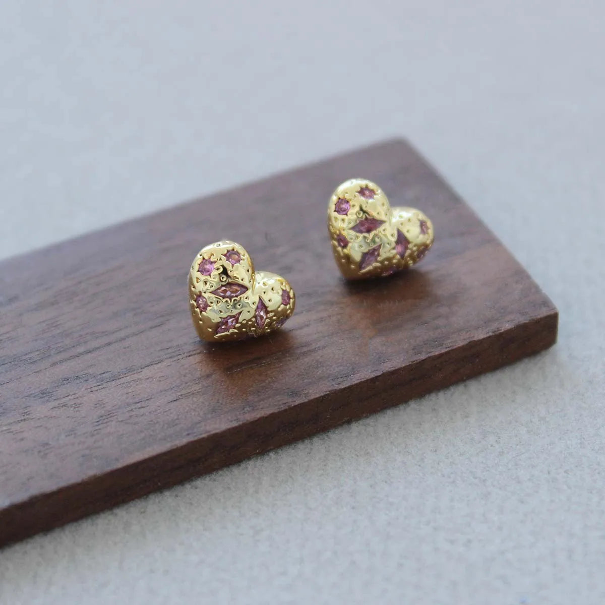 Kendra Scott Holland Gold Heart Stud Earrings in Pink Crystal