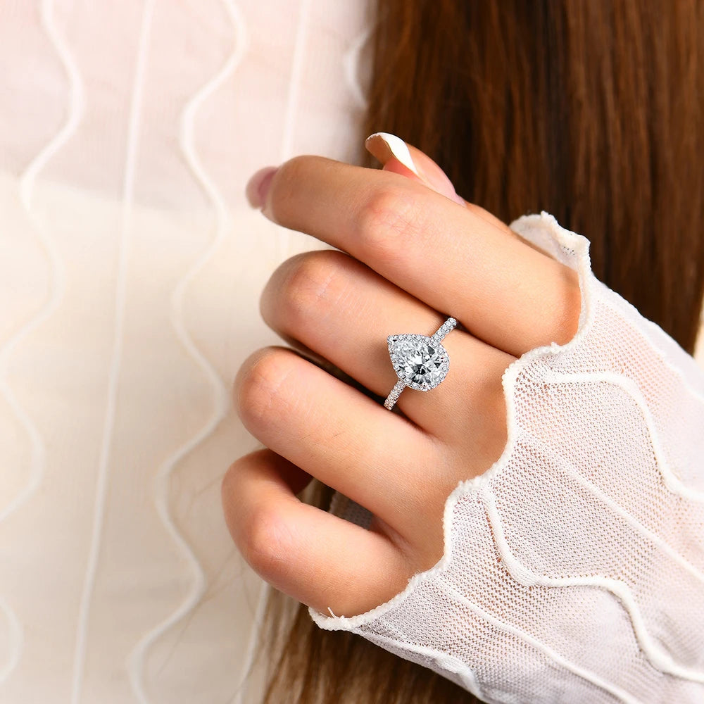 Pear Cut 2.0CT D Color VVS1 Moissanite Engagement Ring for Women.