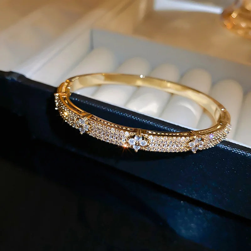 Four-Leaf Zircon Gold Bracelet