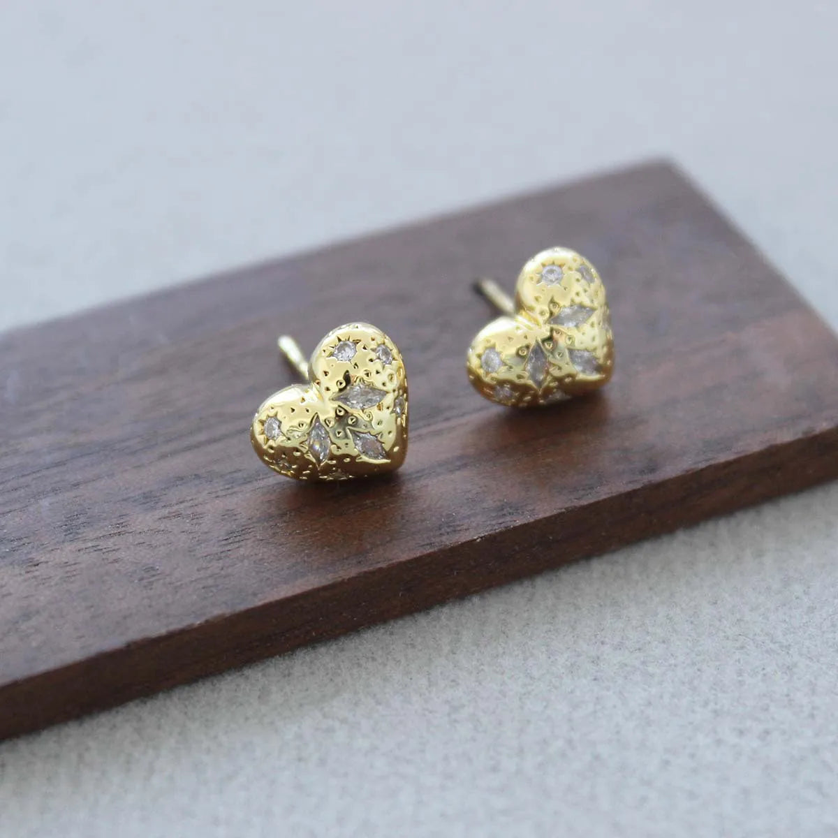 Kendra Scott Holland Gold Heart Stud Earrings in Pink Crystal