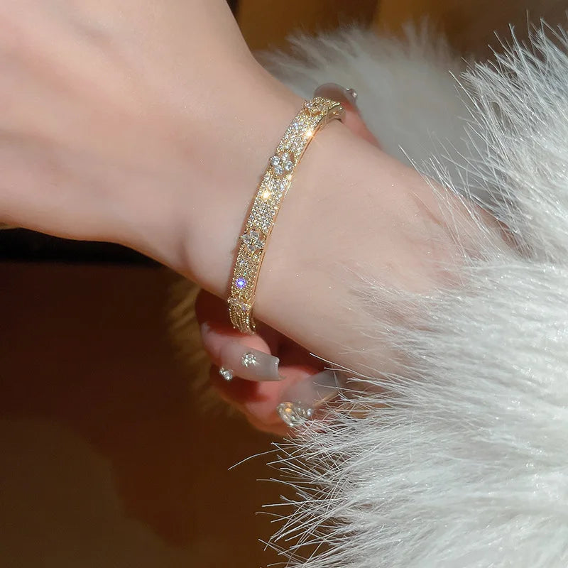 Four-Leaf Zircon Gold Bracelet