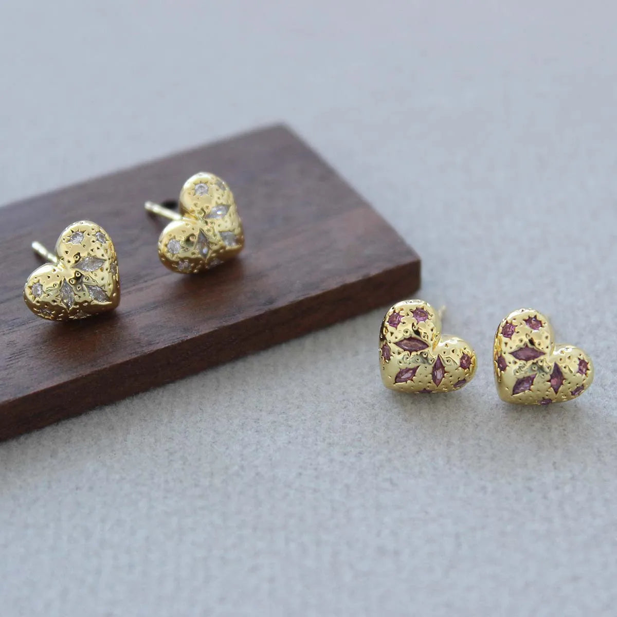 Kendra Scott Holland Gold Heart Stud Earrings in Pink Crystal